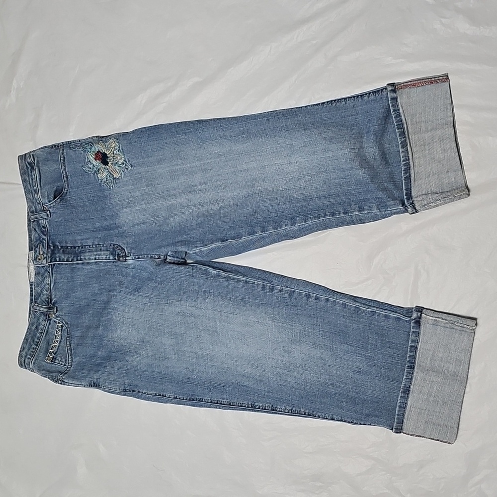 Chicos Platinum Sz 2 Cuffed Cropped Mustang Jean/Capri, Embroidered Detail Used